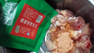 鸡腿肉剁成块用烤肉料与料酒腌20分钟入味备用。