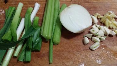 芹菜、洋葱、蒜苗冲洗干净切斜刀块，姜、蒜头切小粒备用。