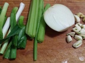 芹菜、洋葱、蒜苗冲洗干净切斜刀块，姜、蒜头切小粒备用。