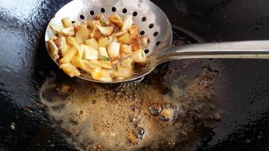 锅里放油将姜、蒜头粒煸香变色捞出备用。