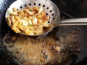 锅里放油将姜、蒜头粒煸香变色捞出备用。