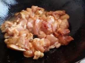 将腌好的鸡腿肉放入煸炒岀水分。