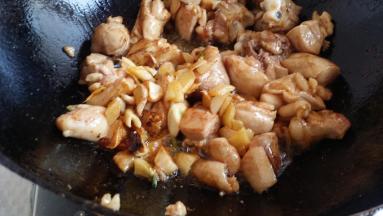 煸炒好鸡腿肉这时放入刚捞出的姜蒜粒继续煸炒，淋入米酒、加蚝油、生抽、老抽和适量高汤炖10分钟左右。