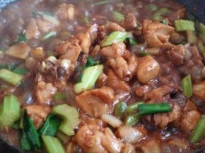 10分钟后加切好的蒜苗、洋葱、芹菜在炖3分钟。