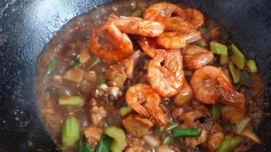 3分钟后放入煎好的虾加盐、糖大火收汁即可。