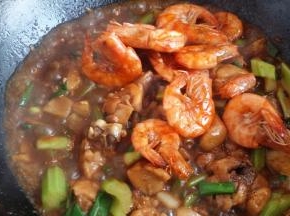 3分钟后放入煎好的虾加盐、糖大火收汁即可。