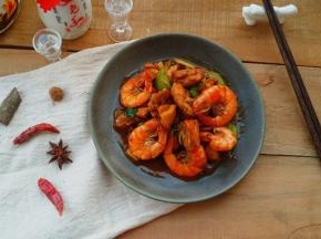 装盘食用，美酒配佳肴。