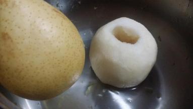 雪梨去皮去核用淡盐水浸泡片刻备用。