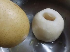 雪梨去皮去核用淡盐水浸泡片刻备用。