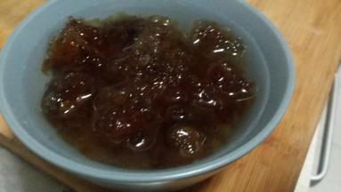 桃胶用冷水浸泡5小时左右。