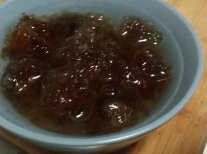 桃胶用冷水浸泡5小时左右。