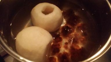 干净锅放桃胶、雪梨加水没过梨大火烧开。