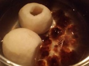 干净锅放桃胶、雪梨加水没过梨大火烧开。