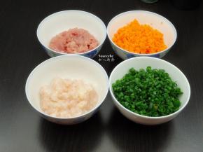饺子馅的制作：虾仁去虾线，洗净，剁碎；瘦肉洗净剁碎；胡萝卜去皮洗净切碎；香葱、生姜分别洗净剁碎，放海鲜酱、生抽、橄榄油、盐拌均。