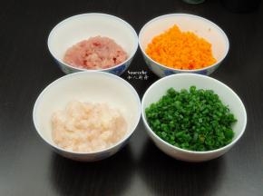 饺子馅的制作：虾仁去虾线，洗净，剁碎；瘦肉洗净剁碎；胡萝卜去皮洗净切碎；香葱、生姜分别洗净剁碎，放海鲜酱、生抽、橄榄油、盐拌均。