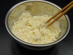 饺子皮制作：面粉加入适量的水，面粉与水的比例为1:0.6，搅拌均匀，揉搓光滑面团