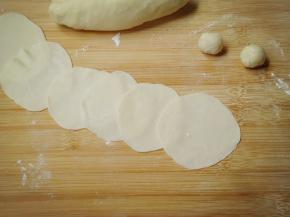 小面团压扁，用擀面杖擀薄，饺子皮就做好了。其中饺子皮周边要比较中间薄，这样包出的饺子才好吃。