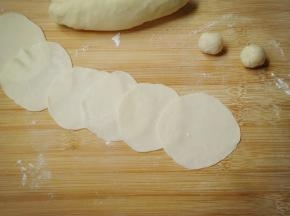 小面团压扁，用擀面杖擀薄，饺子皮就做好了。其中饺子皮周边要比较中间薄，这样包出的饺子才好吃。