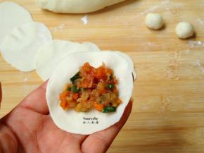 把饺子皮拿在手上，放入适量的饺子馅，包出自己喜欢的形状。