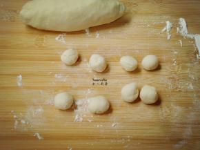 面团再次揉成长条，用刮刀分成12克左右一个小面团，揉搓成小圆。