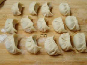 这是包好的饺子，均匀放入，饺子直接留有空隙，为了防止粘，可以加少许面粉，在案板上，在放入饺子。