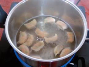 清水煮沸，放入饺子，搅拌一下，别荣饺子粘锅底。饺子煮至浮起来，饺子就煮熟，捞出，配上饺子醋，鲜香美味，很好吃。