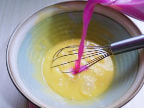 加入榨好的火龙果汁。