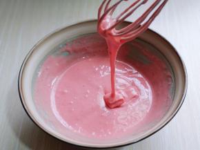 提起打蛋器蛋黄糊顺利流动即可，放旁边备用。