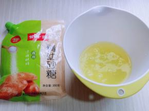 蛋白打发，往蛋白里加入柠檬汁(白醋也可以)