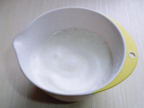 电动打蛋器将蛋白高速打发至呈现鱼眼泡。 加入三分之糖，继续高速打发，蛋清泡消失，细腻时再加入三分之一的糖，继续打发。