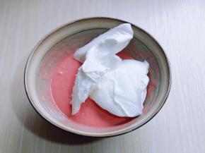 取三分之一的蛋白霜加入蛋黄糊中，翻拌手法直至看不到蛋白霜。