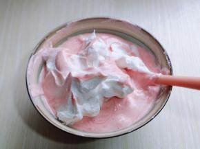 再取三分之一的蛋白霜加入蛋黄糊中，继续上面的手法，翻拌直至看不到蛋白霜。 