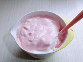 最后将蛋黄糊倒入蛋白霜的容器中，继续翻拌的手法，直至看不到蛋白霜即可。拌好的蛋糕糊，细腻光滑，饱满。