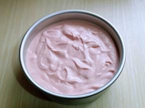 再将做好的蛋糕糊倒入模具中，将蛋糕模具，从上往下摔模具，震出气泡。(可以多摔几次)此时将烤箱145度预热5分钟。