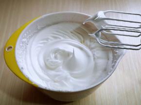 电动打蛋器高速打发，打至湿性发泡时加入最后的三分之一糖，，继续打发至蛋白出现细腻的纹路，将电动打蛋器调低速打发一会儿，感觉有些阻力时，就可以停止打发，以免消泡，提起打蛋器有微微的弯勾就可以，准备工作完成。