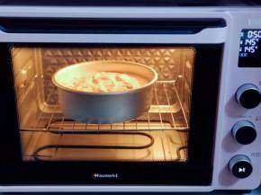 40分钟后戴上隔热手套，取出烤盘，垂直摔一下，震出热气。即可倒扣再烤网上，下面可以放两个碗，这样凉的比较快。