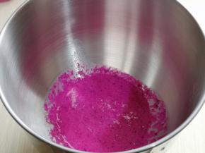 首先将榨好的火龙汁加入厨师机。