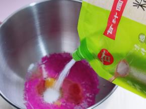 再加入鸡蛋，盐，双幼砂糖。(盐与糖对角放)幼砂糖 颗粒比较细更容易融化，主要可以用作烘焙、凉拌等新包装是螺旋口的也更方便