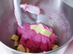 10分钟后面团处于扩展阶段，加入室温软化的黄油！再次启动厨师机，2档后面15分钟！