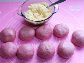 发酵好的面团分割等份的小面团，盖上保鲜膜，松弛15分钟！准备做椰蓉馅，黄油隔水融化或者放入微波炉中叮30秒，加入椰蓉，双碳幼砂糖，蛋黄，用小勺搅拌均匀即可！