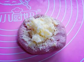 取一块面团，用掌心压扁，放上椰蓉馅！如包子手法将其包起来，并捏紧，收口朝下，用手掌心轻轻按压。(一定要捏紧)依次做完！