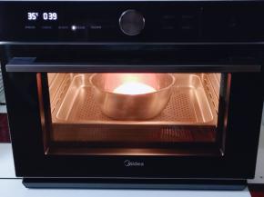 放入蒸烤箱进行发酵！(室温发酵也可以，烤箱有发酵功能也可以，一定要保持面团的湿度)