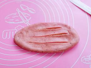 再用锋利的刀划三刀。(需要划穿透)