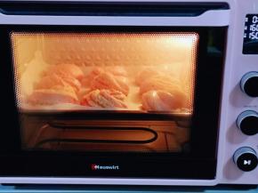 入烤箱中层，上管165度，下管150度烤35分钟。(时间及温度仅供参考)