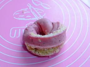 再卷起来，收口捏紧。