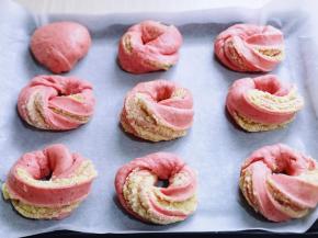 依次做完，放入垫油纸的烤盘中，并间隔距离，进行二次发酵，发酵至明显变大。