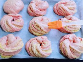 取出面包胚，刷一层蛋液。