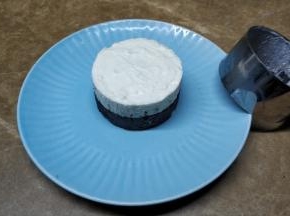 用热毛巾包着模具一会，再小心脱模