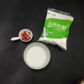 枸杞用清水浸泡五分钟，洗净备用，在调一个水淀粉，甘汁园玉米淀粉加三倍的清水混合。
