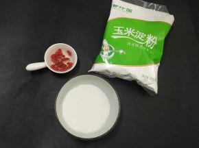枸杞用清水浸泡五分钟，洗净备用，在调一个水淀粉，甘汁园玉米淀粉加三倍的清水混合。
